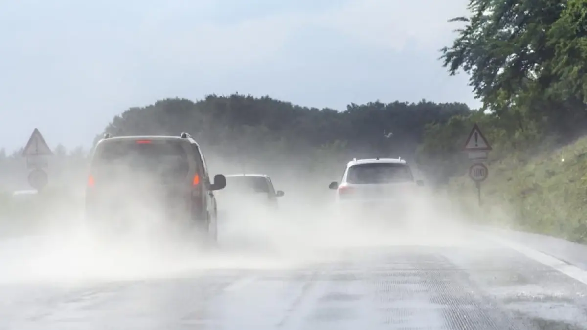 Verkehr Straße nass Stau Symbolfoto Autobahn Aquaplaning Blaulicht Schwabo OV LZ