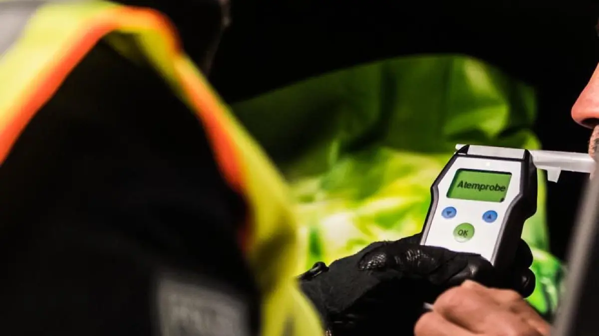 Blaulicht Polizeikontrolle Polizei Alkoholkontrolle Nacht Alkohol am Steuer Symbolfoto Schwabo OV LZ