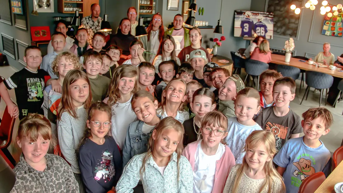 Die Schüler der Klasse 2r sowie der 4d der Schwenninger Gartenschule