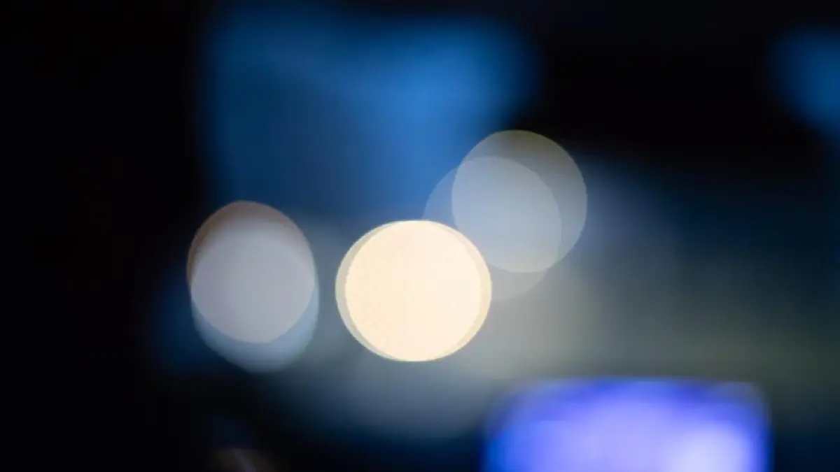 Nacht Polizei unscharf Blaulicht Symbolfoto Schwabo LZ OV