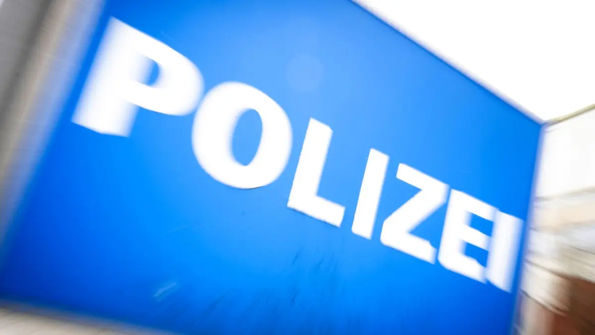 Polizei Symbolbild: ARCHIV - 24.03.2026, Mecklenburg-Vorpommern, Schwerin: Ein Schild mit der Aufschrift "Polizei" steht vor einem Polizeihauptrevier. (zu dpa: «Prävention gegen Einbrüche: Fast 2.300 Menschen kontrolliert») Foto: Philip Dulian/dpa +++ dpa-Bildfunk +++