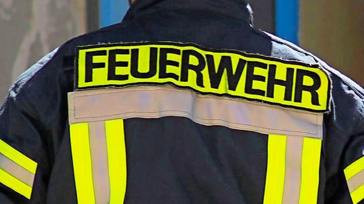 Feuerwehr Brand Symbolfoto Schwabo Feuerwehrmann Blaulicht OV LZ