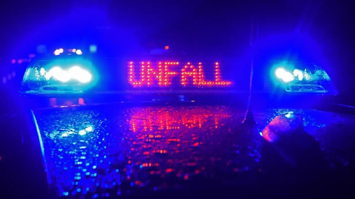 Polizei-Blaulicht Unfallaufnahme Polizei Unfall Dunkel Nacht Symbolfoto Blaulicht Schwabo OV LZ