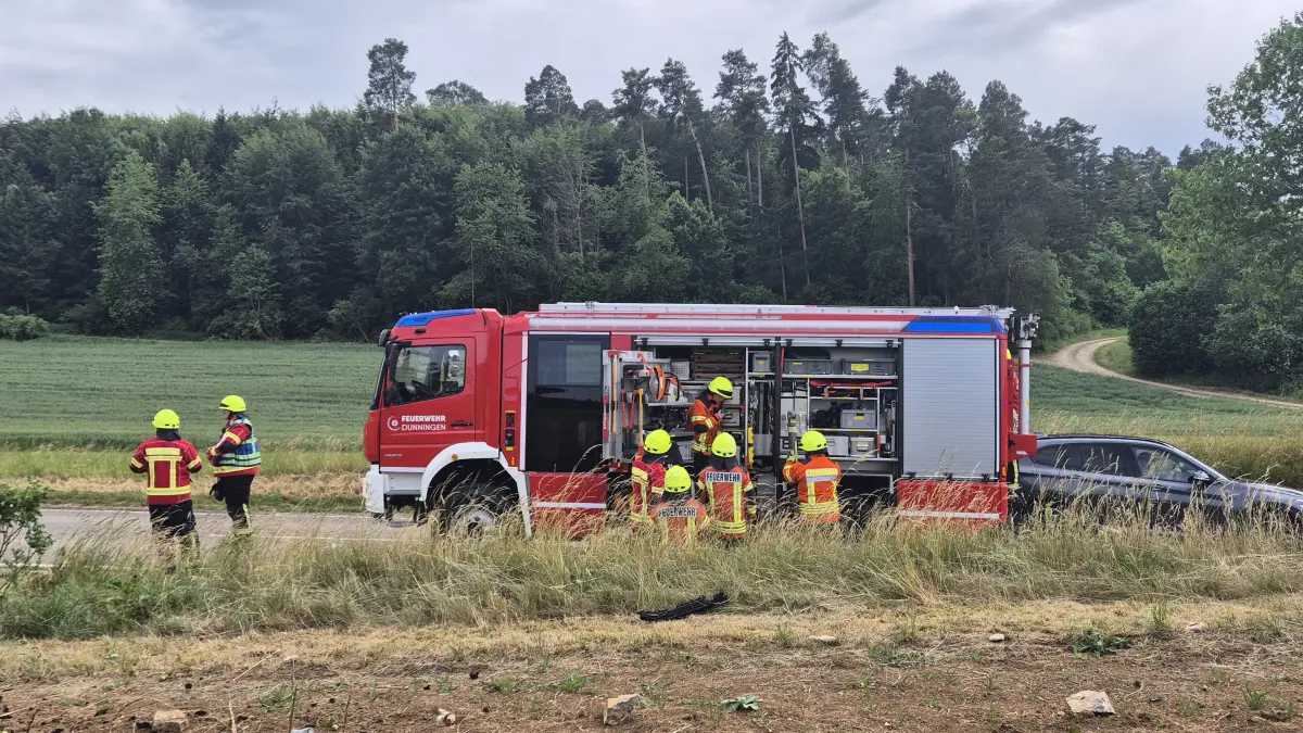 Das Unfallauto landete in der Wiese, die Feuerwehr befreite die Fahrerin, die vom DRK ins Krankenhaus gebracht wurde.