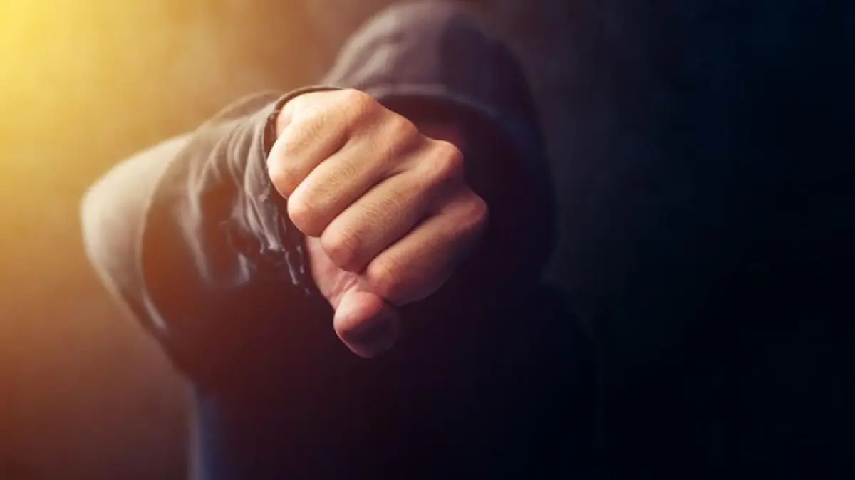 Faust Schlägerei Gewalt Hoodie Blaulicht Symbolfoto Schwabo LZ OV