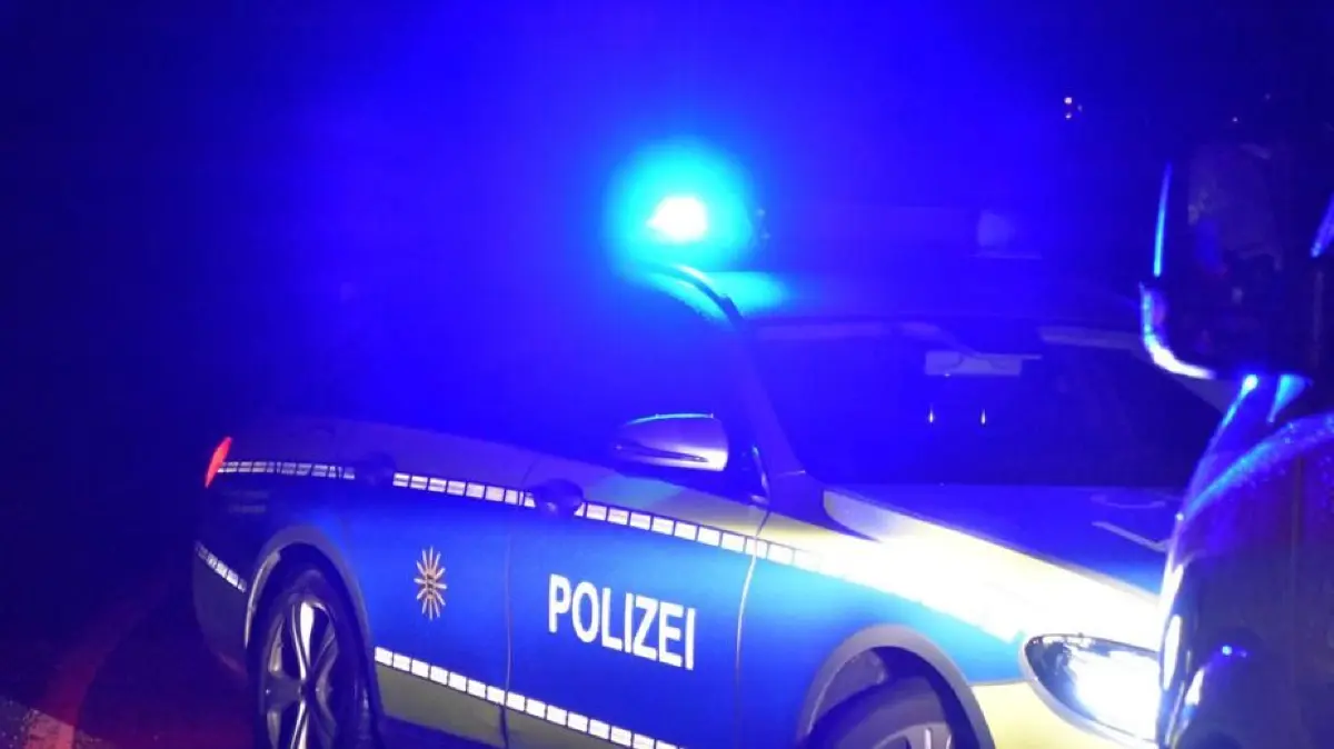 Polizei Nacht Unfall Blaulicht Symbolfoto Schwabo LZ OV