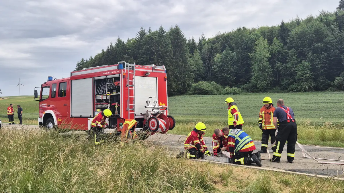 Das Unfallauto landete in der Wiese, die Feuerwehr befreite die Fahrerin, die vom DRK ins Krankenhaus gebracht wurde.