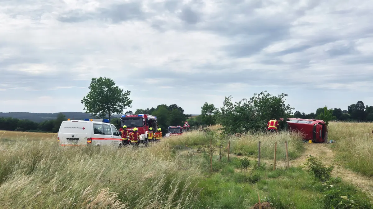 Das Unfallauto landete in der Wiese, die Feuerwehr befreite die Fahrerin, die vom DRK ins Krankenhaus gebracht wurde.