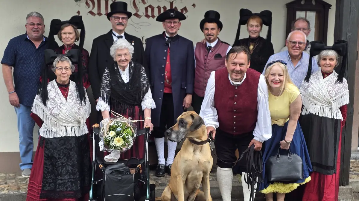 Der Markgräfler Trachtenverein Kandern gratulierte seinem ältesten Mitglied zum Geburtstag.