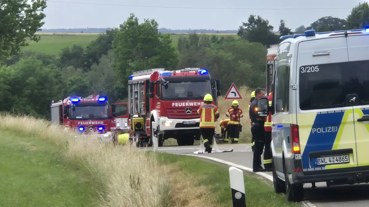 Das Unfallauto landete in der Wiese, die Feuerwehr befreite die Fahrerin, die vom DRK ins Krankenhaus gebracht wurde.