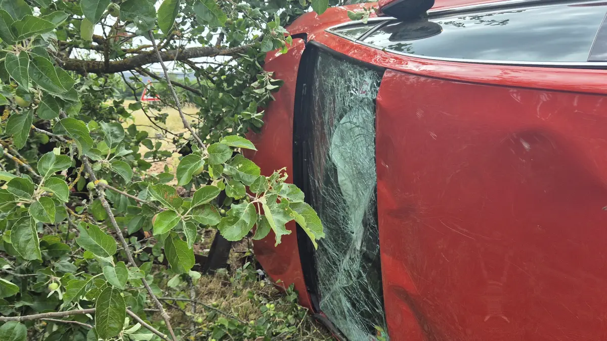 Das Unfallauto landete in der Wiese, die Feuerwehr befreite die Fahrerin, die vom DRK ins Krankenhaus gebracht wurde.