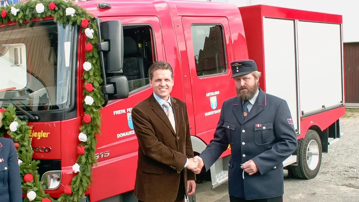 Beginn eines neuen Zeitalters : 2006 übergibt Oberbürgermeister Thorsten Frei das neue Fahrzeug (TSF-W) an den Hubertshofener Abteilungskommandanten Franz Troll.
