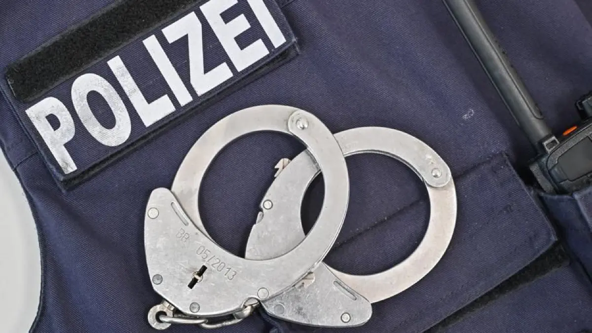 Handschellen Polizei Festnahme Blaulicht Symbolfoto Schwabo LZ OV