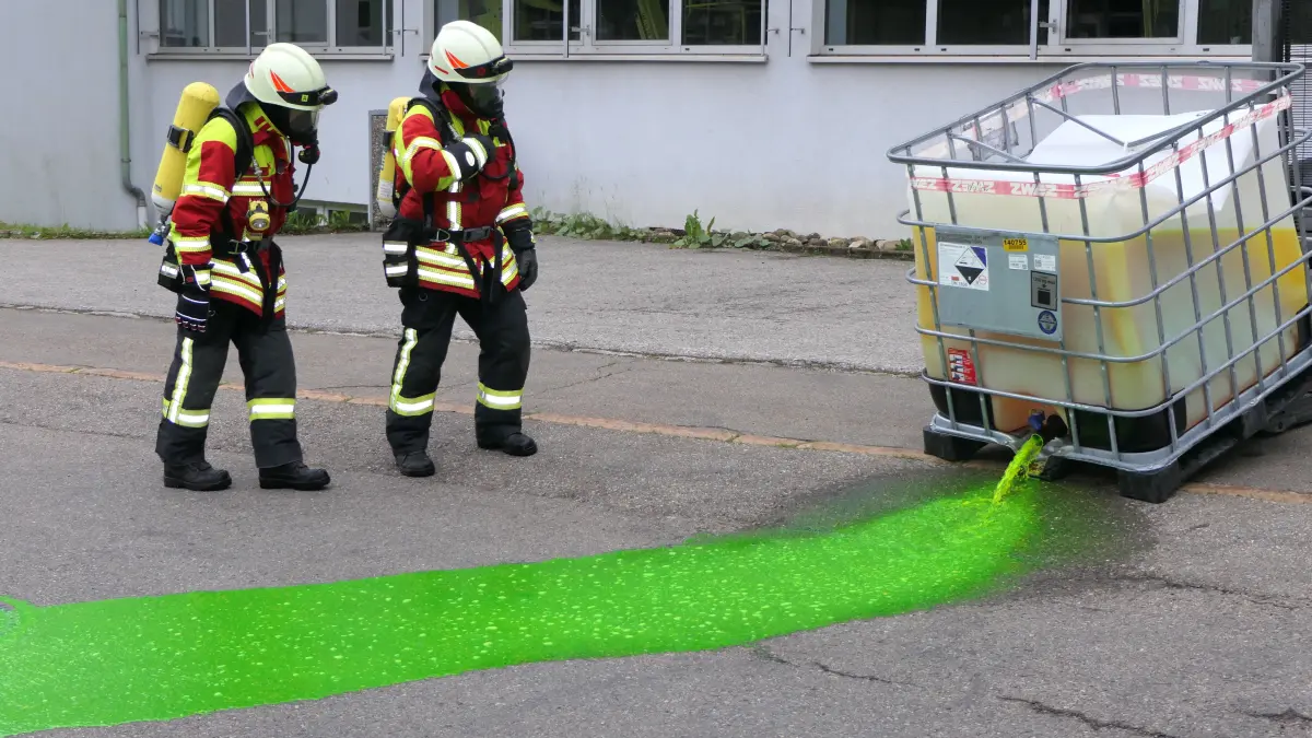 Neongrün gefärbtes Wasser simulierte ausgelaufene Schwefelsäure bei der Übung der Vöhrenbacher Feuerwehr beim Automobilzulieferer Walor.