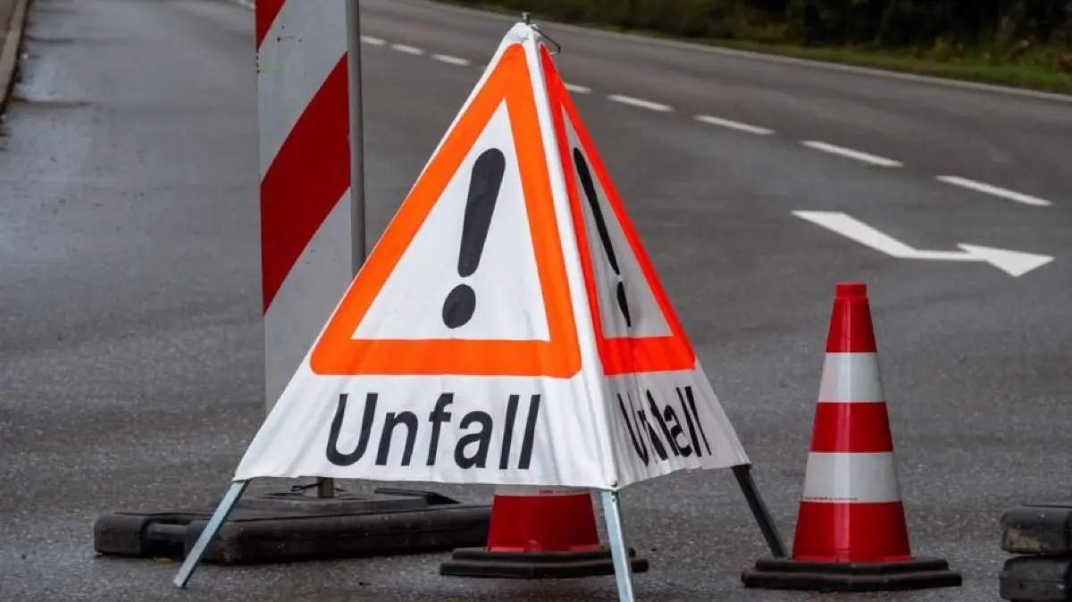 Unfall Warndreieck Blaulicht Polizei Symbolfoto Blaulicht Schwabo OV LZ
