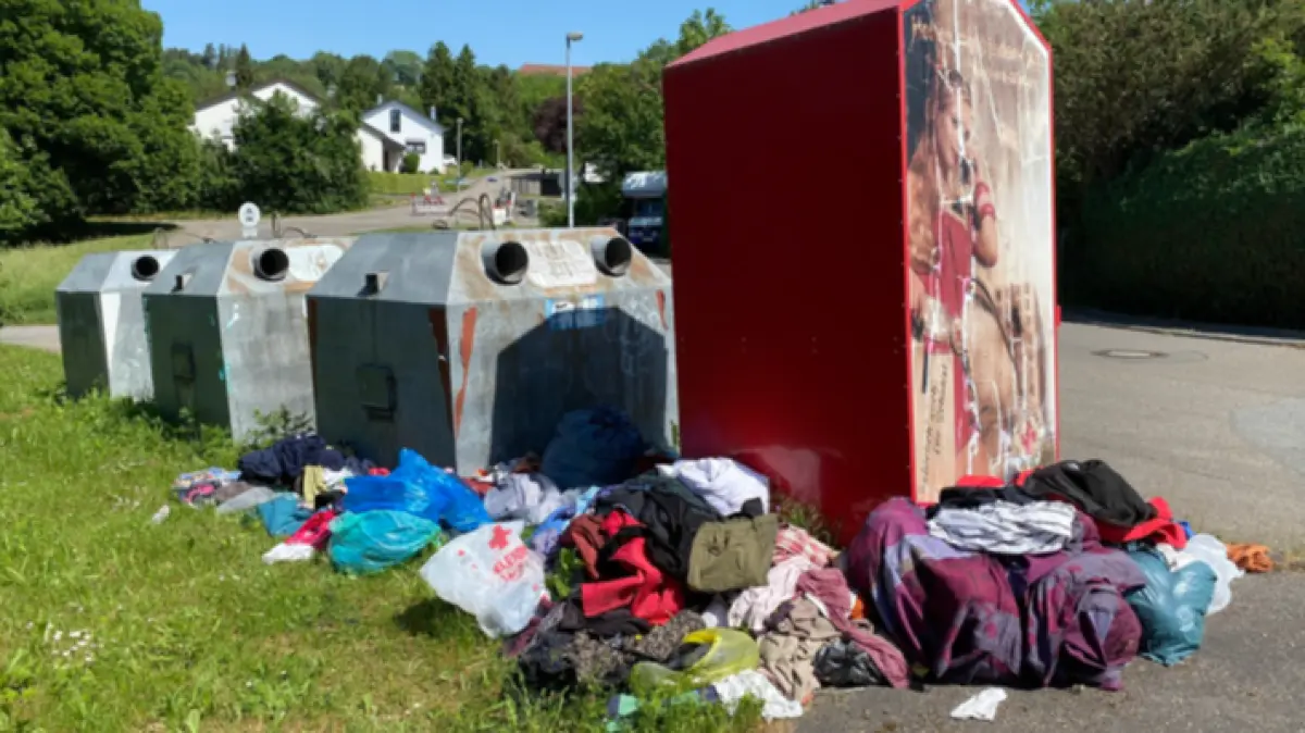 Nach der Installation einer Kameraüberwachung am Altkleider-Standort "Neckarwiesen" sind dort die illegalen Müllablagerungen spürbar zurückgegangen. Allerdings verlagern sich solche Ordnungswidrigkeiten nun an andere Standorte – wie etwa den Container in Fischingen.