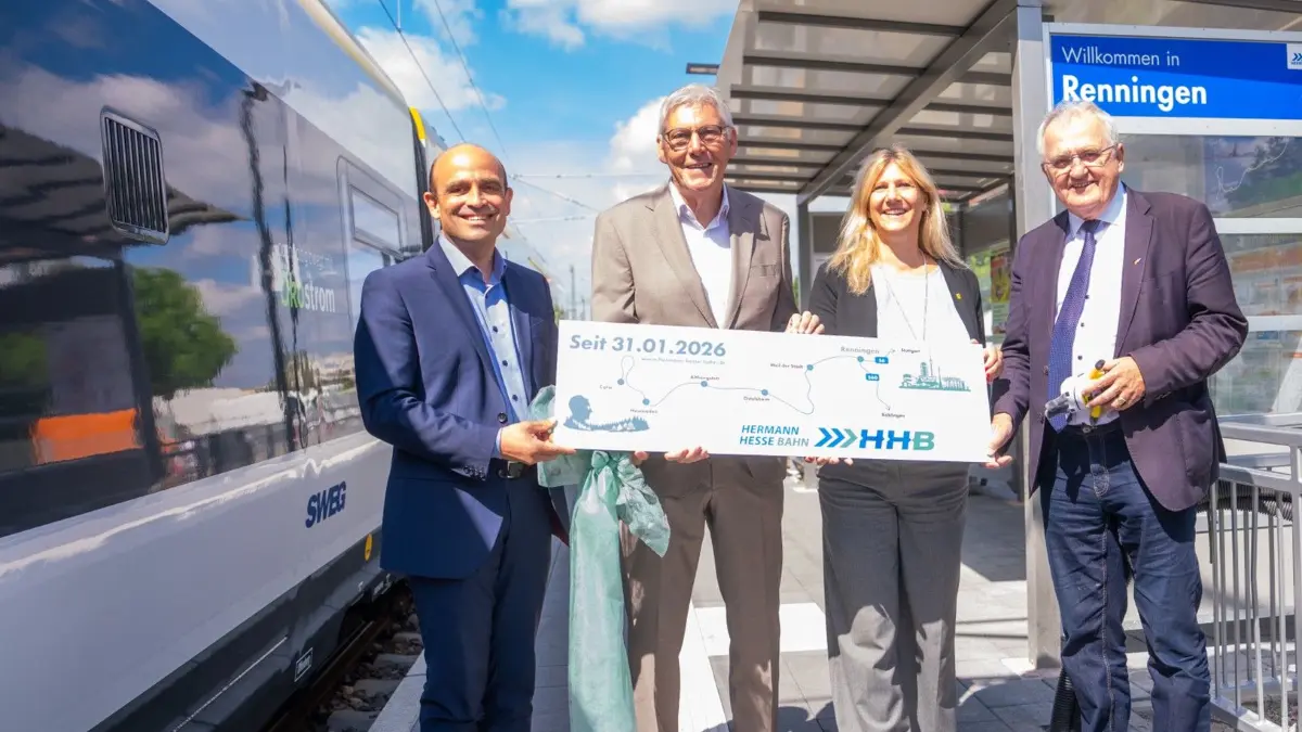 Freuen sich über die finale Ausbaustufe: der Geschäftsführer Zweckverband Hermann-Hesse-Bahn Frank von Meißner (von links), Melanie Hettmer (Bürgermeisterin der Stadt Renningen), Landrat Helmut Riegger und Rainer Wieland (Vorsitzender der Verbandsversammlung des Verbands Region Stuttgart).
