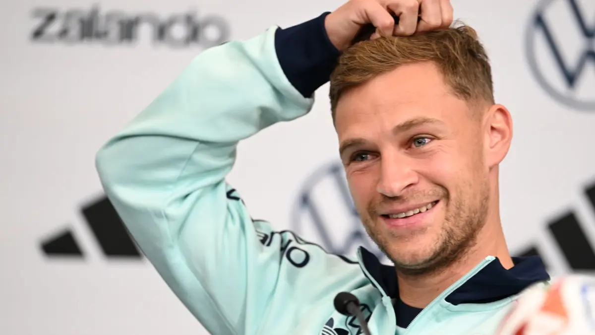 WM 2026 - Deutschland Pressekonferenz: 16.06.2026, USA, Winston-Salem: Fußball, WM 2026, Nationalmannschaft, Deutschland, Pressekonferenz, vor dem zweiten WM-Spiel gegen die Elfenbeinküste. Joshua Kimmich (Deutschland) nimmt an einer PK teil. (zu dpa: «Kimmichs Schlangenalarm und Eichhörnchenproblem») Foto: Federico Gambarini/dpa +++ dpa-Bildfunk +++