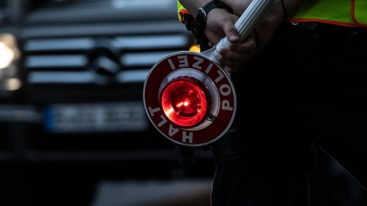 Polizeikontrolle Kelle Auto Blaulicht Symbolfoto Schwabo LZ OV