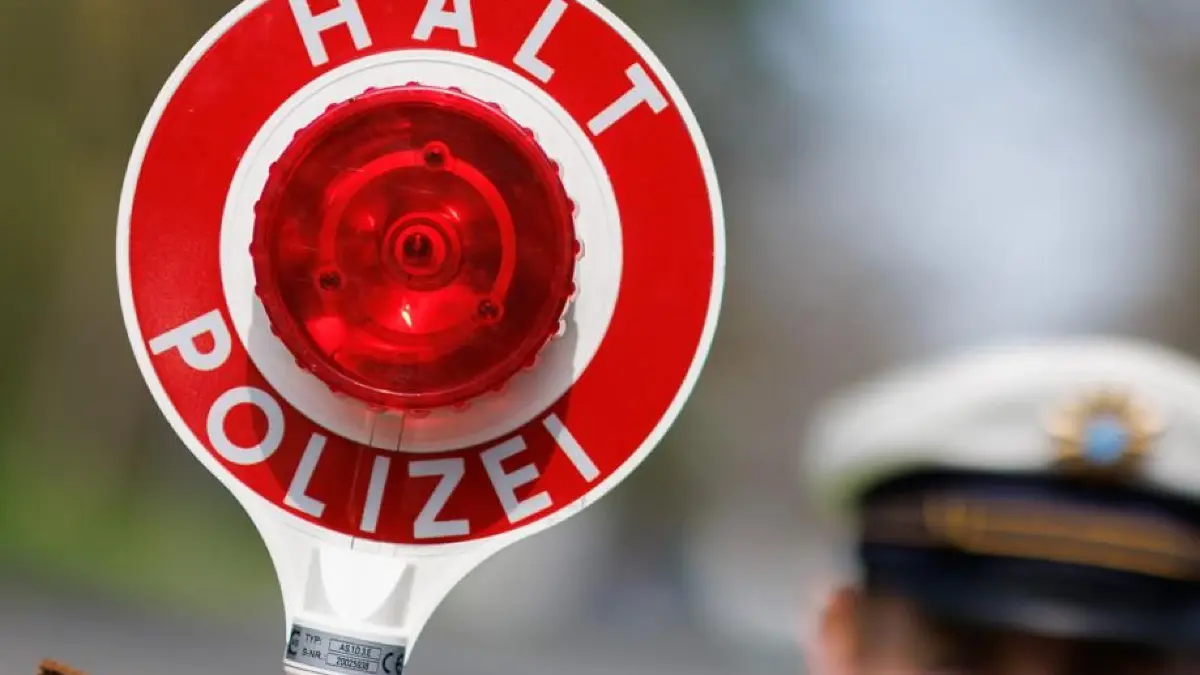 Polizeikontrolle Kelle Blaulicht Symbolfoto Schwabo LZ OV