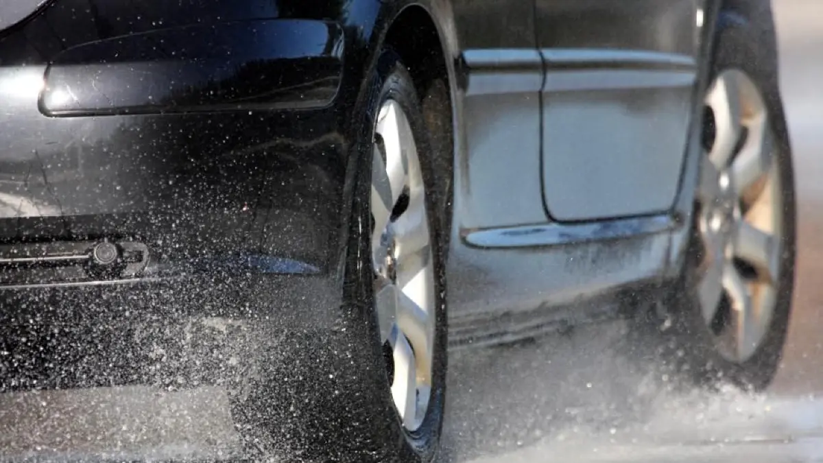 Angetrunken riskant überholt – das wird teuer Aquaplaning Auto Nass Regen Symbolfoto Blaulicht Schwabo OV LZ