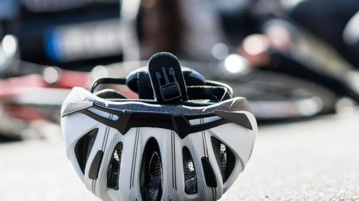 Radfahrer Helm Unfall Blaulicht Symbolfoto Schwabo LZ OV