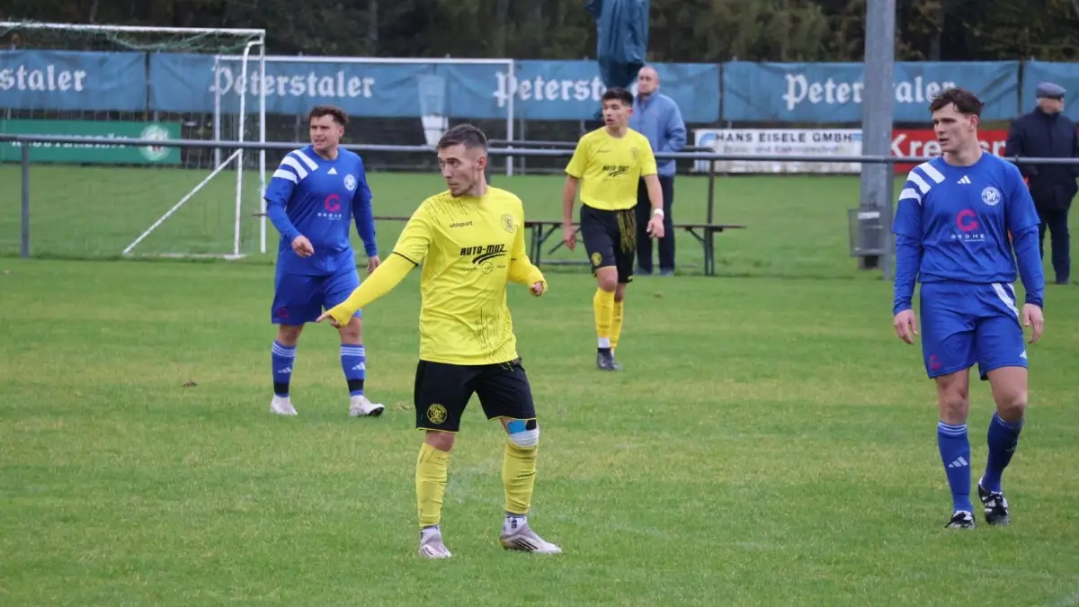 Marc Hitzel (in Gelb) erzielte 41 Tore in der Kreisliga A1.