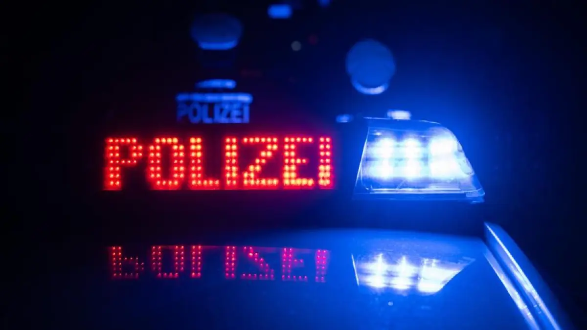 Polizei Auto Nacht Schriftzug Blaulicht Symbolfoto Schwabo LZ OVq