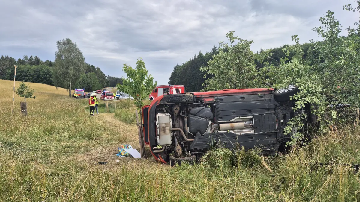 Das Unfallauto landete in der Wiese, die Feuerwehr befreite die Fahrerin, die vom DRK ins Krankenhaus gebracht wurde.