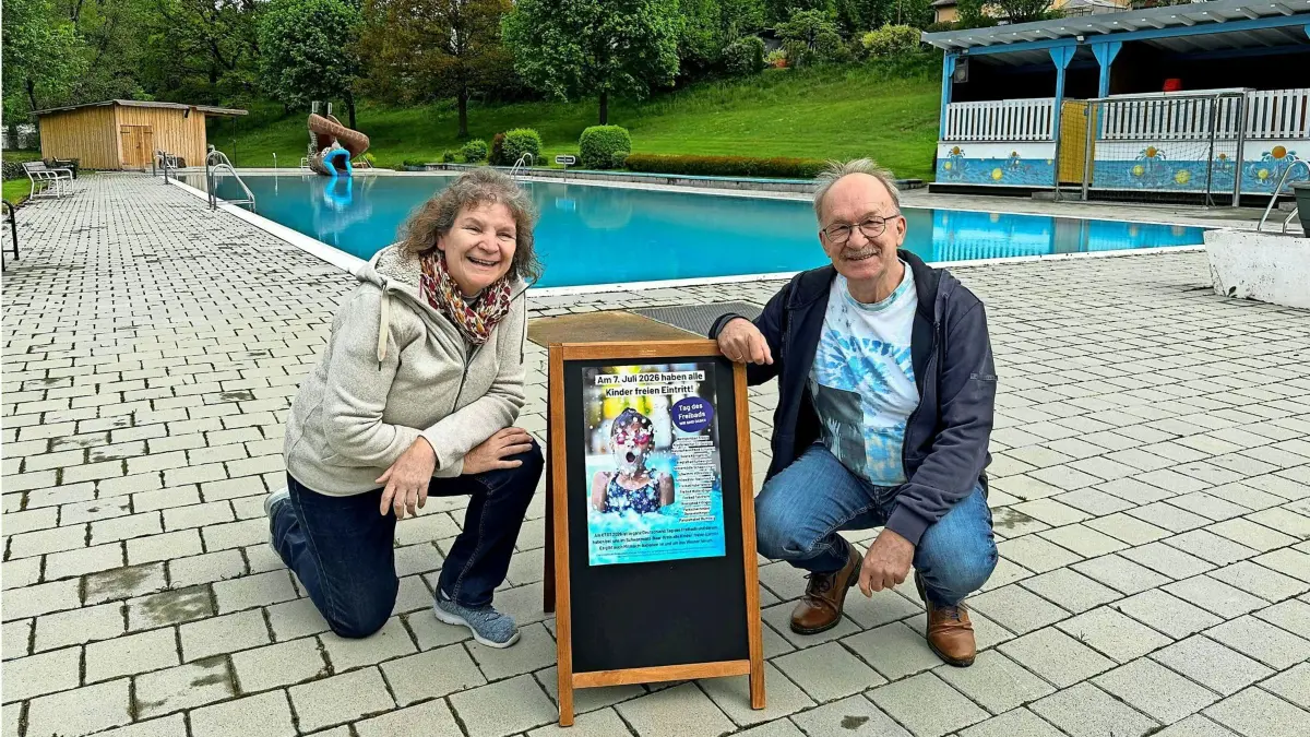 Doris Riesle und Karl-Heinz Bartsch im Tannheimer Freibad – hier rührt man nicht ohne Hintergedanken die Werbetrommel für den Aktionstag am 7. Juli. Foto: Cornelia Spitz
