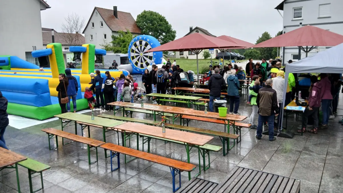 Trotz Regenwetter war beim CVJM-Fest auf dem Kirchplatz allerlei geboten