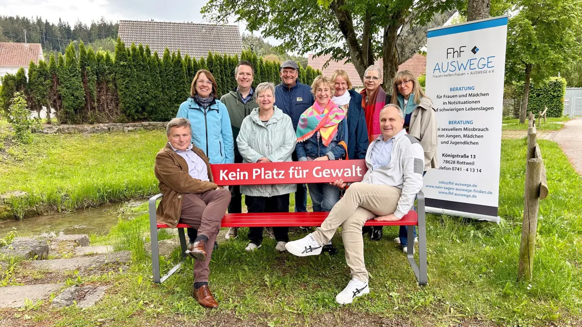 Sie setzen mit der „Roten Bank“ in Neufra ein Zeichen gegen Gewalt: Holger Hüneke (Technischer Geschäftsführer ENRW) und Markus Halder (Ortsvorsteher Neufra) (auf der Bank von links), Renate Weiler (FhF), Alexander Häuptle (Ortschaftsrat Neufra), Hanne Blust (FhF), Karl-Heinz Butsch (Ortschaftsrat Neufra), Barbara Böcker (FhF), Christiane Lakeit (FhF), Petra Wagner (FhF), Karin Weise (FhF) (hinten von links). Weitere Bänke wurden zwischenzeitlich in und um Rottweil aufgestellt.