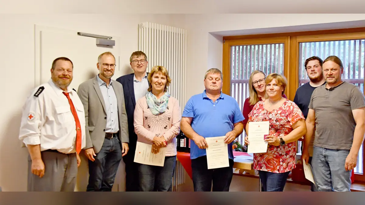 Sechs Blutspenderinnen und Blutspenden, von 20 konnten geehrt werden links Vorsitzender Uwe Pfundstein und Bürgermeister Ulbrich.