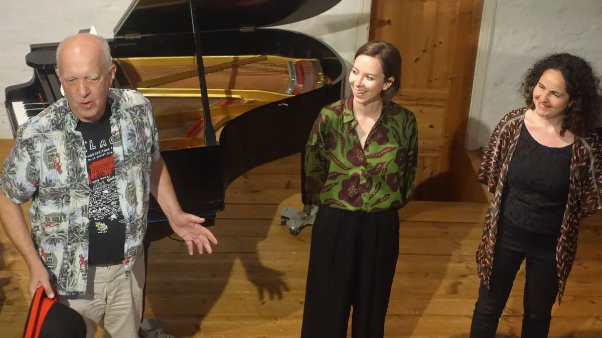 Hausherr Christian Rabe begrüßte mit Hut-Jonglage die Pianistinnen Noémi Foucard und Noémie Berz (rechts) in seiner Kulturscheune.