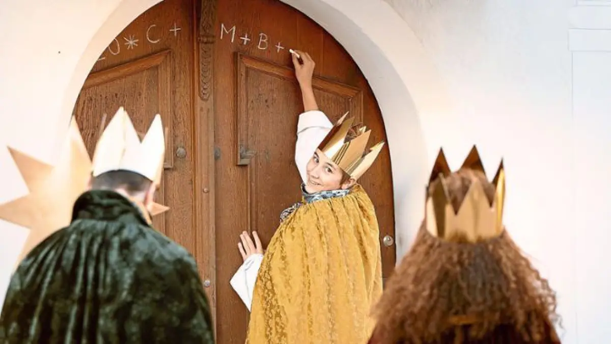 Der Segen wird traditionell mit Kreide an die Türen der Häuser geschrieben. So wird dem Haus und den Menschen Gutes für das neue Jahr zugesprochen. (Symbolfoto)
