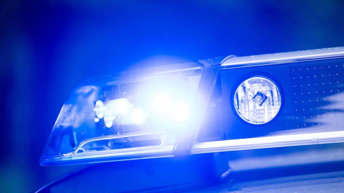 ARCHIV - 15.05.2019, Bayern, Dachau: Ein Blaulicht leuchtet an einer Polizeistreife. (zu dpa: «NS-Graffiti und versuchte Brandstiftung an KZ-Gedenkstätte») Foto: Lino Mirgeler/dpa +++ dpa-Bildfunk +++