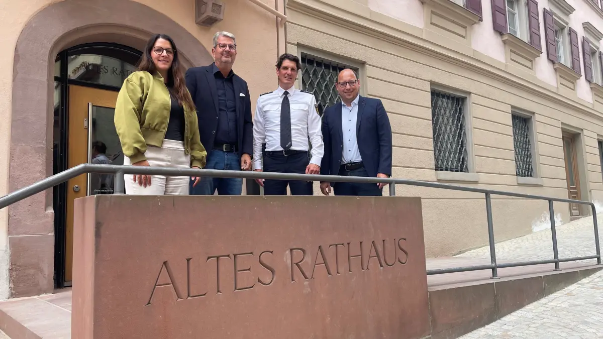 Bürgermeisterin Ines Gaehn, Fachbereichsleiter Bernd Pfaff, Revierleiter Thorsten Weil und Oberbürgermeister Christian Ruf freuen sich über die insgesamt gute Entwicklung.