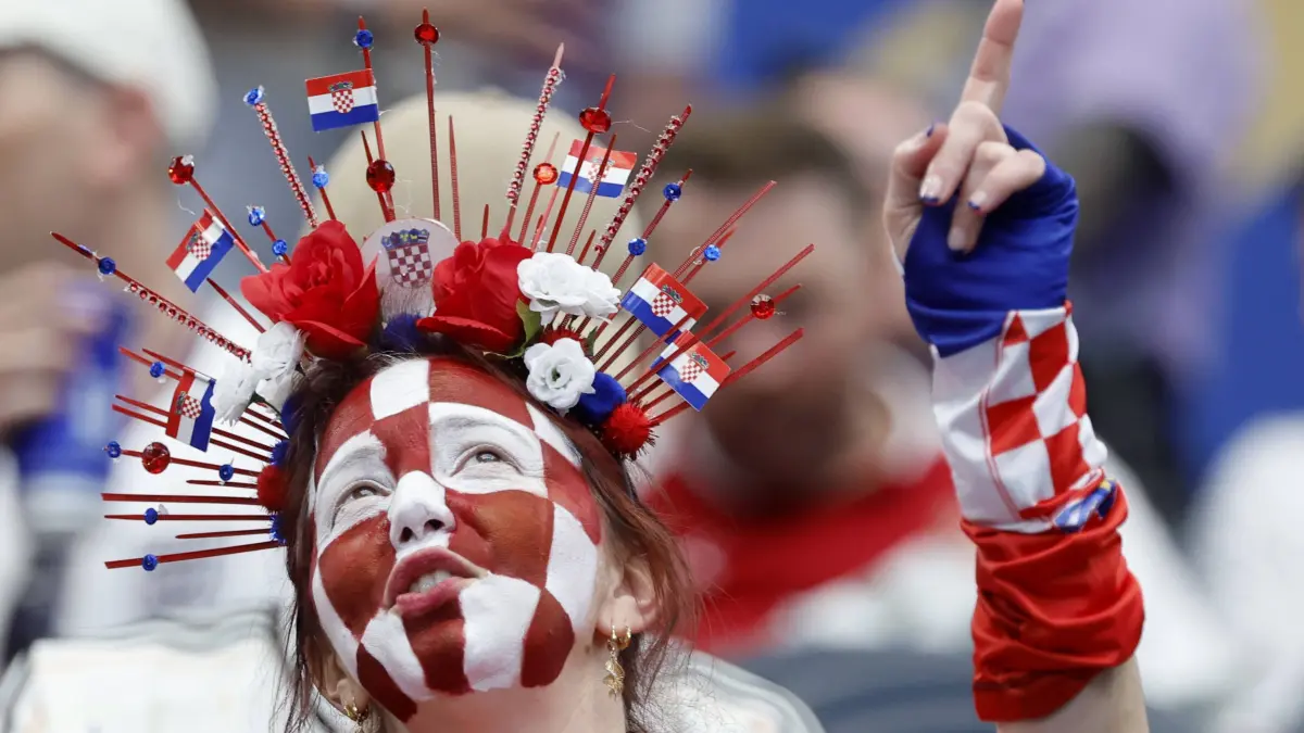 FIFA World Cup 2026 - Group L - England vs Croatia: A female fan from Croatia cheers on the team before a Group L match at the 2026 FIFA World Cup, WM, Weltmeisterschaft, Fussball between England and Croatia at AT&T Stadium in Dallas, USA, 17 June 2026. FIFA World Cup 2026 - Group L - England vs Croatia ACHTUNG: NUR REDAKTIONELLE NUTZUNG PUBLICATIONxINxGERxSUIxAUTxONLY Copyright: xMariscalx GR3373 20260617-55020628017_1
