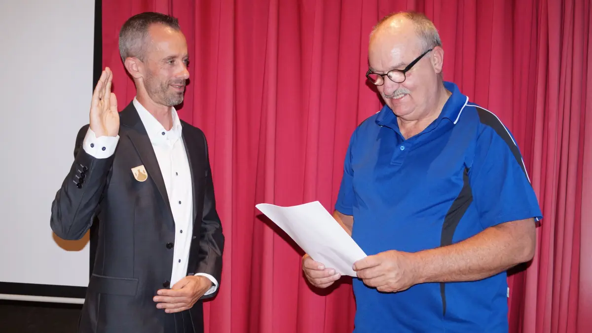Bürgermeisterstellvertreter Hans-Peter Oßwald (rechts) nimmt die Vereidigung und Verpflichtung des künftigen Bürgermeisters Andreas Spicker vor.