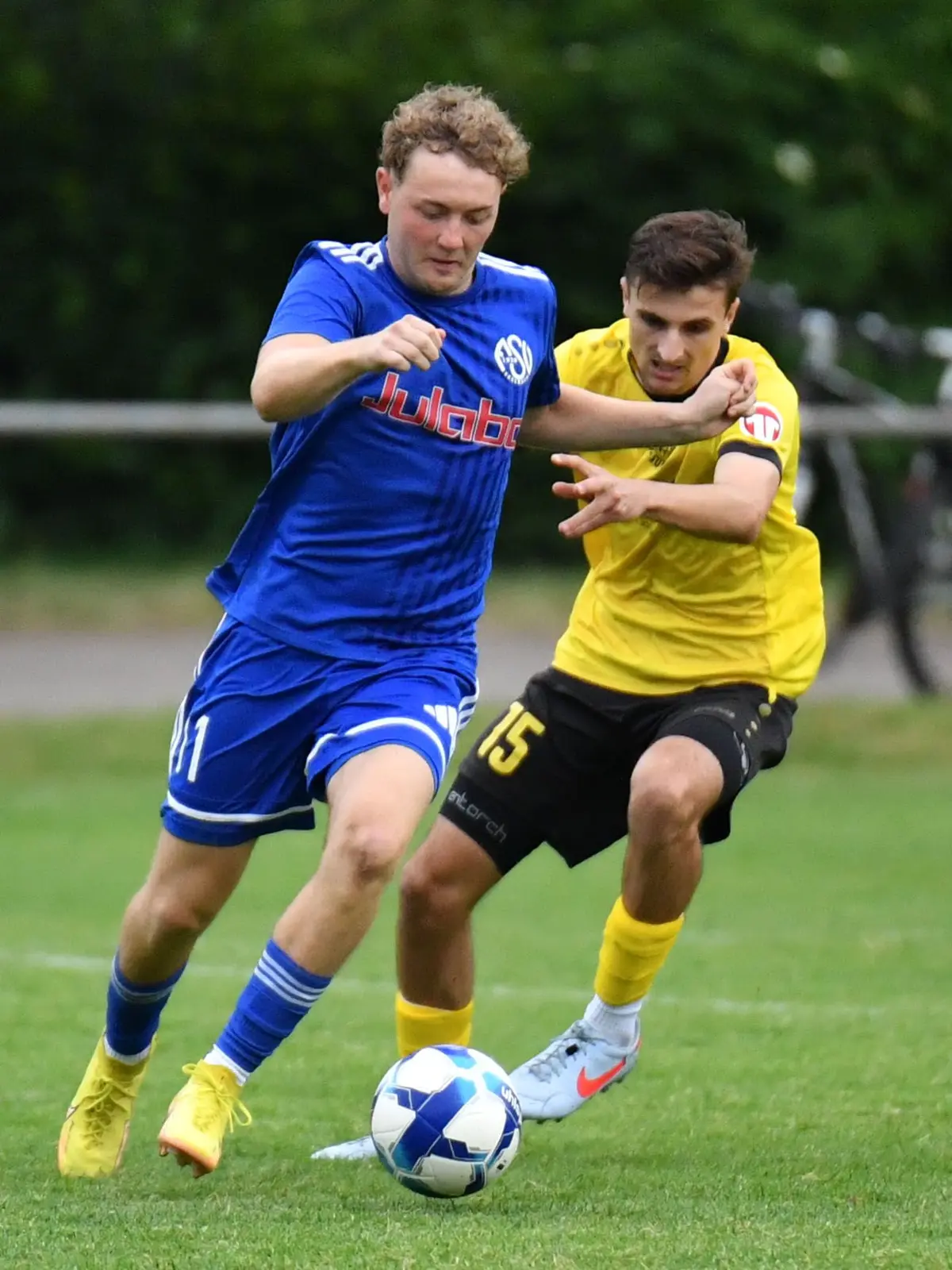 Der FSV Seelbach (in Blau, hier gegen Sulz am Ball) ist nur noch Kreisligist.