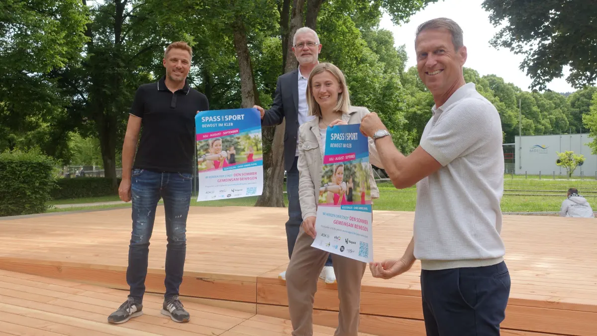 Sie schreiben die Erfolgsgeschichte von „Bewegt im Kleb“ mit: (von links) Kulturamtsleiter Philipp Baudoin, Ralf Bartmann von der VHS, Maja Prutschke vom Kulturamt und Gerd Grossmann von der AOK am frisch sanierten Boysen Forum.