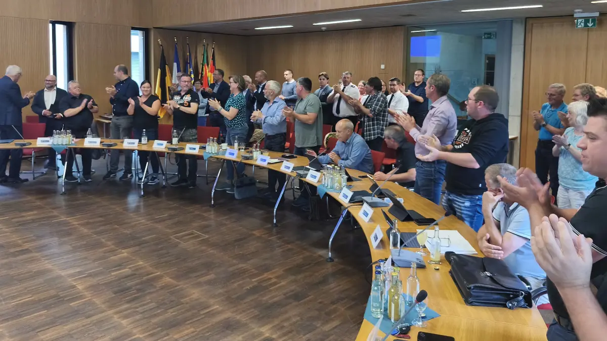 Viele der anwesenden Bürger, Ratsmitglieder und Verwaltungsmitarbeiter dankten Roberto Chiari mit stehenden Ovationen für das in und für Bad Liebenzell gezeigte Engagement als Bürgermeister.