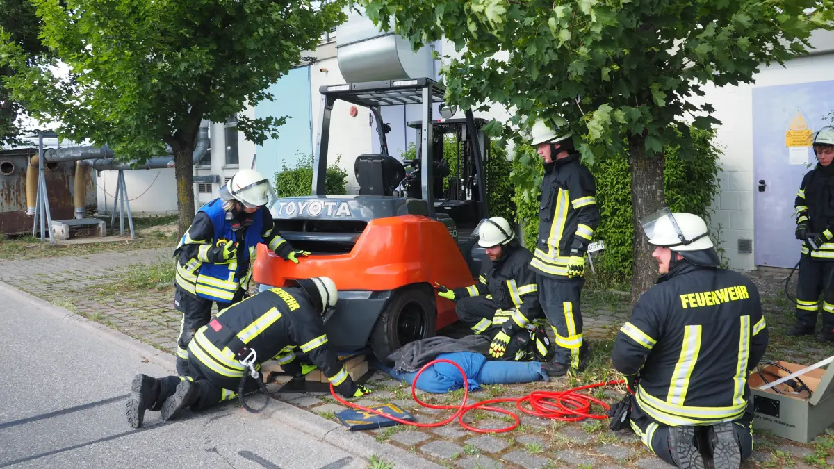 Das Hebekissen wird unter den Stapler gelegt
