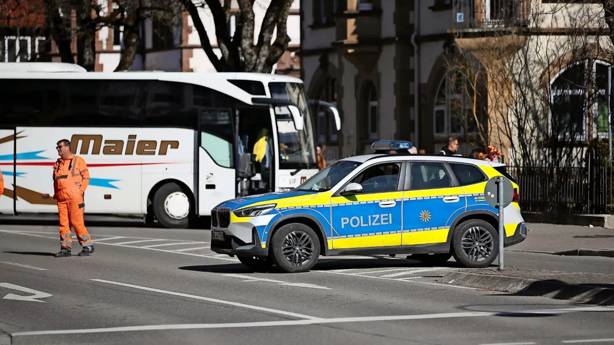 Im vergangenen Jahr wurden die großen Fastnachts-Umzugsstrecken in VS - so wie hier in der Mönchweilerstraße in Villingen - mit Bussen und weiteren Fahrzeugen geschützt. Jetzt soll das Konzept noch ausgeweitet werden. (Archivfoto)