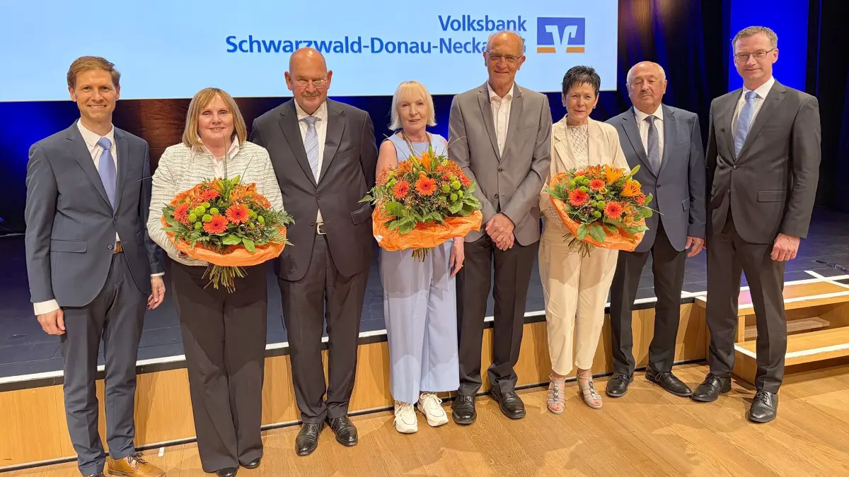 Von links nach rechts: David Winterhalder, Frau Dr. Eleonore König, Herr Dr. Hans-Joachim König, Frau Hyacintha Schneider, Herr Wolfgang Schneider, Frau Hildegard Hezel, Herr Rainer Hezel, Herr Rainer Fader.