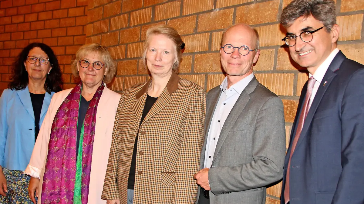 Sie haben gewählt (von links): Dagmar Kreider, Landesbischöfin Heike Springhart, die neue Dekanin Elke Schott, der neue Schuldekan Oliver Uth und Prälat Marc Witzenbacher.