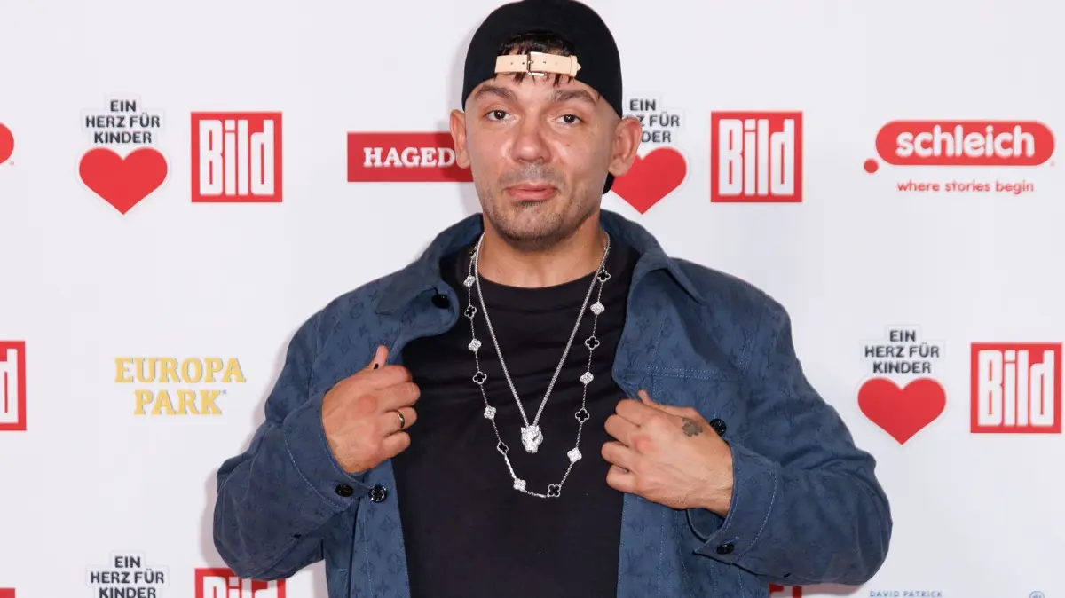 BILD Sommerfest „Ein Herz für Kinder“: 18.06.2026, Berlin: Capital Bra, Musiker, kommt zum Sommerfest der „Bild“-Hilfsorganisation „Ein Herz für Kinder“ im Café am neuen See. Foto: Carsten Koall/dpa +++ dpa-Bildfunk +++