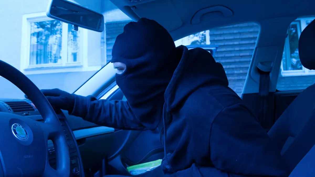 Ein Autodieb in einem Auto