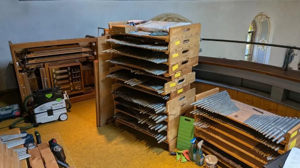 In viele 100 Einzelteile ist derzeit die Uracher Kirchenorgel aufgrund der Sanierung zerlegt.