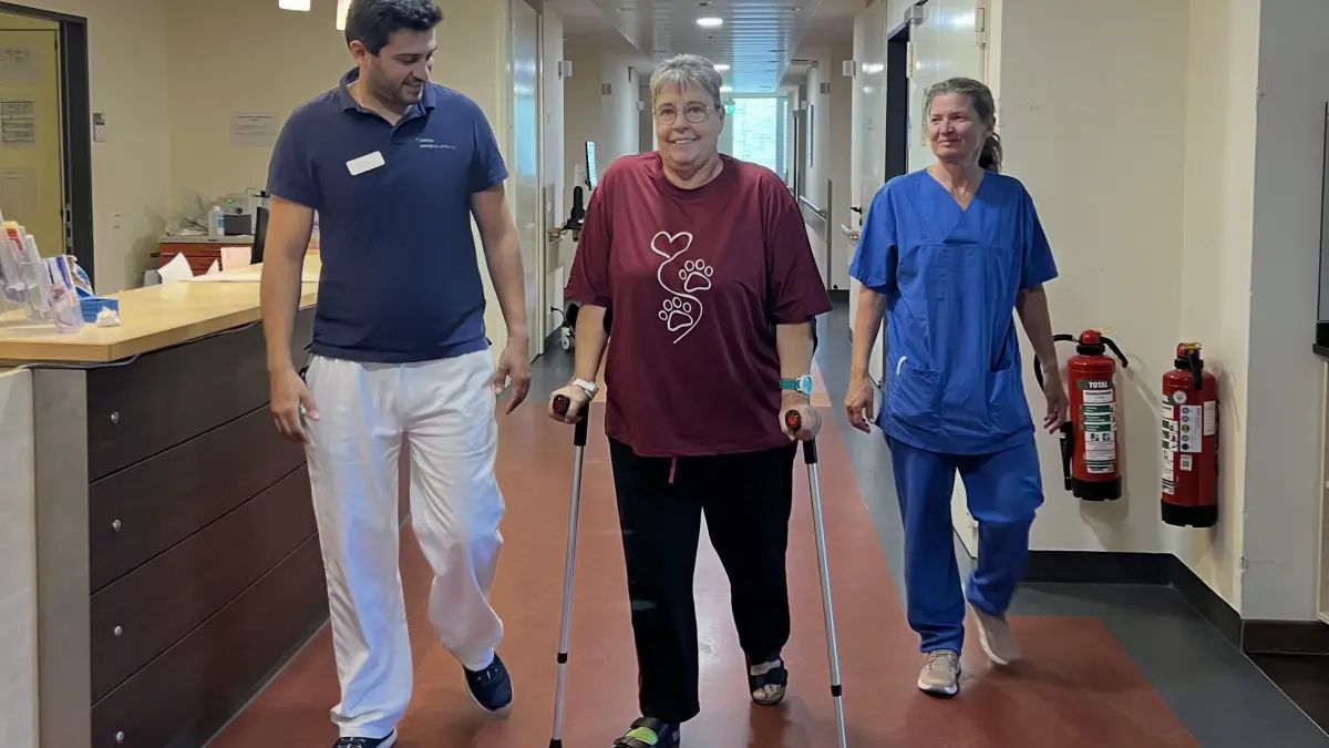 Auf dem Weg zur Genesung: Helga Klingele und Ghiath Rousan, Leitender Oberarzt der Orthopädie und Unfallchirurgie und Ärztlicher Leiter des Helios MVZ Müllheim, beim Rundgang auf Station – einen Tag nach der ersten robotergestützten Knieoperation am Oberrhein.
